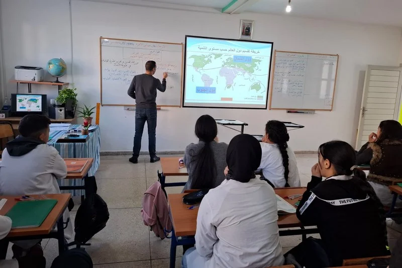 أثارت مذكرة وزارية موجهة إلى مديرة ومديري الأكاديميات الجهوية للتربية والتكوين في شأن استكمال وحدات البرنامج الدراسي للأسدس الثاني بإعداديات