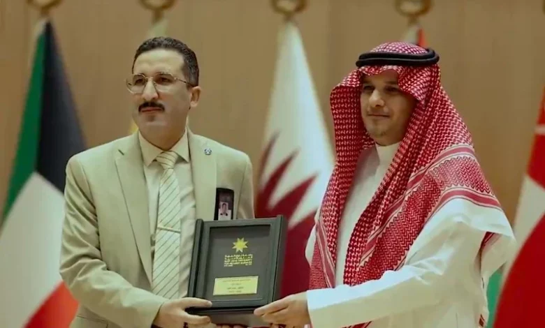 توج الإطار الجامعي المغربي يونس نفيد بجائزة التميز في التعلم الالكتروني في حفل توزيع جوائز التميّز الأكاديمي والبحثي لعام 2023–2024، التي نظّ