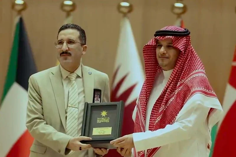 توج الإطار الجامعي المغربي يونس نفيد بجائزة التميز في التعلم الالكتروني في حفل توزيع جوائز التميّز الأكاديمي والبحثي لعام 2023–2024، التي نظّ