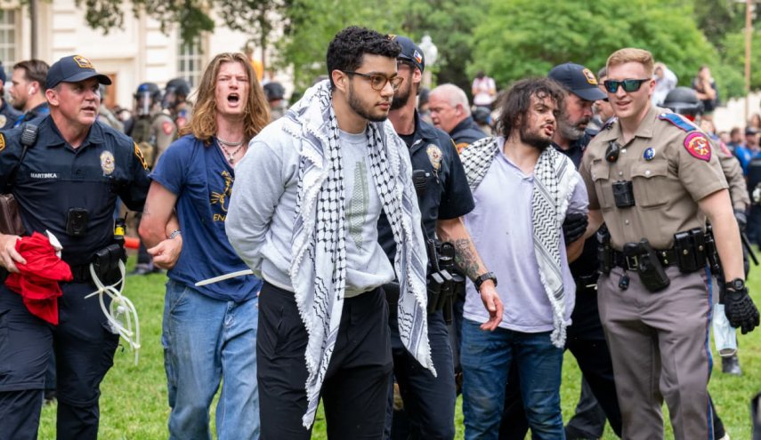 أثار منع طلبة الجامعات في الولايات المتحدة الأمريكية من ارتداء الكوفيات في حفلات التخرج في المدارس والجامعات جدلا وانتقادا حقوقيا واسعا لعد