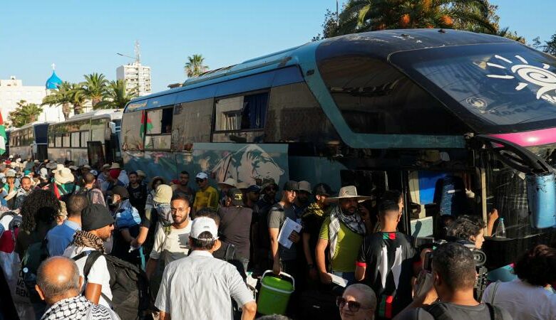 وصل آلاف النشطاء المدنيين من أزيد من 35 دولة، بدأوا بالوصول إلى القاهرة، استعدادا للانطلاق في مسيرة سلمية نحو معبر رفح من أجل كسر الحصار ال
