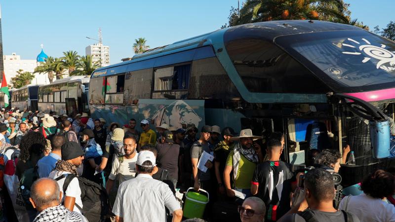 وصل آلاف النشطاء المدنيين من أزيد من 35 دولة، بدأوا بالوصول إلى القاهرة، استعدادا للانطلاق في مسيرة سلمية نحو معبر رفح من أجل كسر الحصار ال