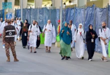 توافد أكثر من مليون مؤمن في الساعات الأولى من فجر اليوم الأربعاء، إلى مدينة مكة المكرمة إيذانا بانطلاق أول أيام مناسك الحج، في ظل درجات حرار