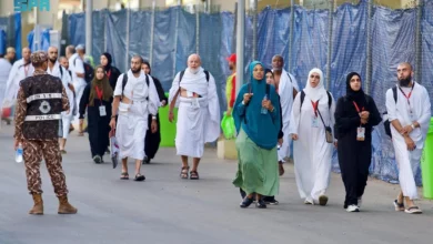 توافد أكثر من مليون مؤمن في الساعات الأولى من فجر اليوم الأربعاء، إلى مدينة مكة المكرمة إيذانا بانطلاق أول أيام مناسك الحج، في ظل درجات حرار