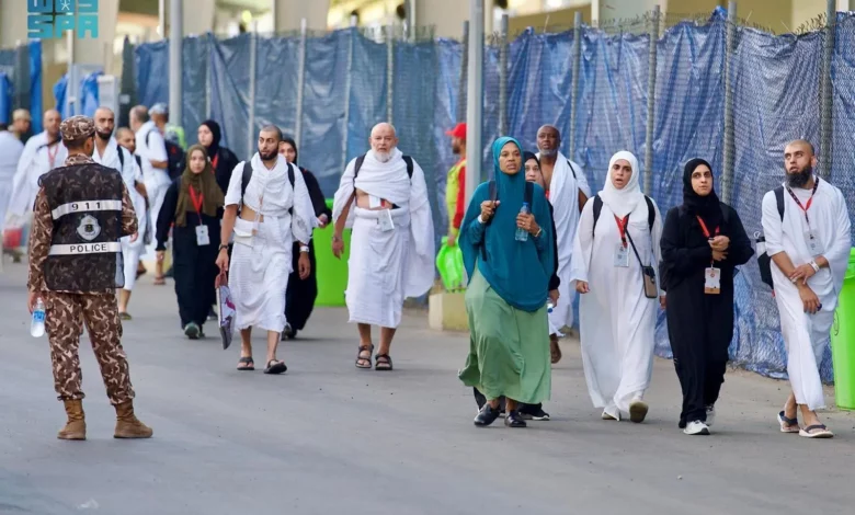 توافد أكثر من مليون مؤمن في الساعات الأولى من فجر اليوم الأربعاء، إلى مدينة مكة المكرمة إيذانا بانطلاق أول أيام مناسك الحج، في ظل درجات حرار