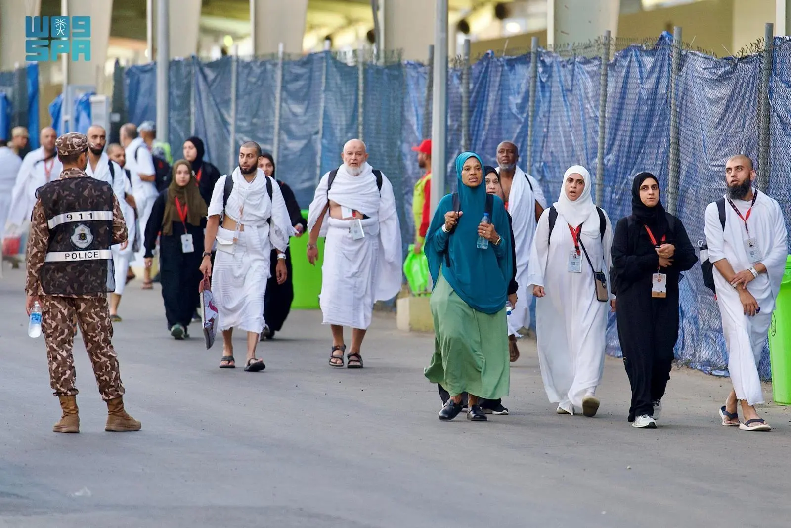 توافد أكثر من مليون مؤمن في الساعات الأولى من فجر اليوم الأربعاء، إلى مدينة مكة المكرمة إيذانا بانطلاق أول أيام مناسك الحج، في ظل درجات حرار