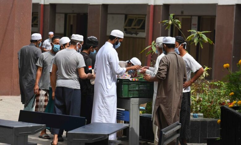 أسقطت المحكمة العليا في العاصمة الهندية دلهي 17 قضية ضد 70 شخصا من أعضاء جماعة "التبليغ والدعوة"، اتُّهموا في مارس 2020 بـ"نشر فيروس كورونا وخرق أوامر الحظر وإيواء أجانب من الجماعة في منازلهم".