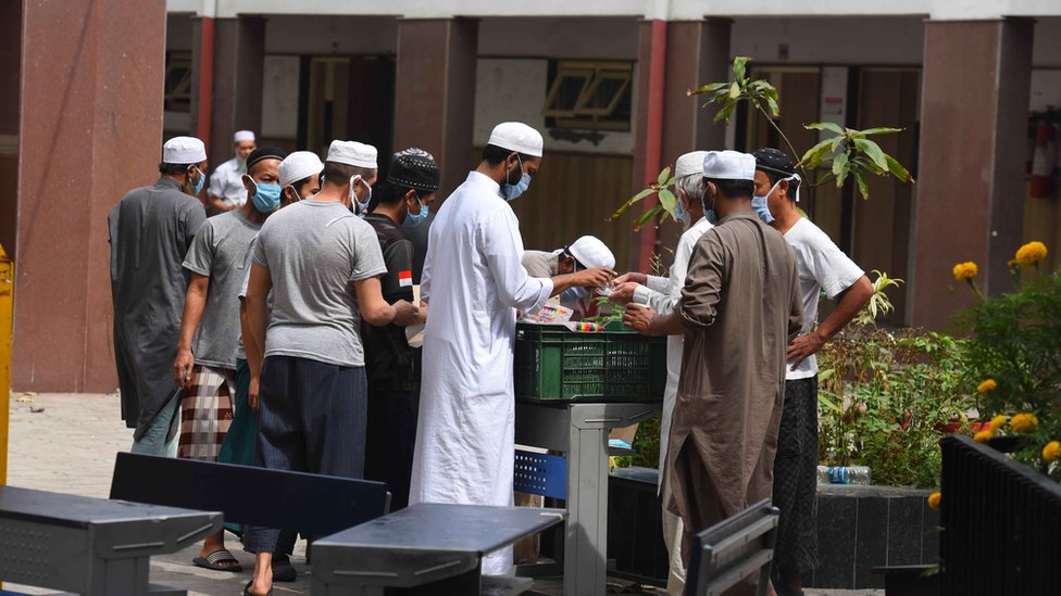 أسقطت المحكمة العليا في العاصمة الهندية دلهي 17 قضية ضد 70 شخصا من أعضاء جماعة "التبليغ والدعوة"، اتُّهموا في مارس 2020 بـ"نشر فيروس كورونا وخرق أوامر الحظر وإيواء أجانب من الجماعة في منازلهم".