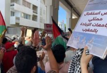 احتج العشرات من المواطنين من بينهم سوسيولوجيين، أمس الأحد، في وقفة احتجاجية أمام مسرح محمد الخامس بالرباط، دعت إليها الحملة المغربية للمقاطع