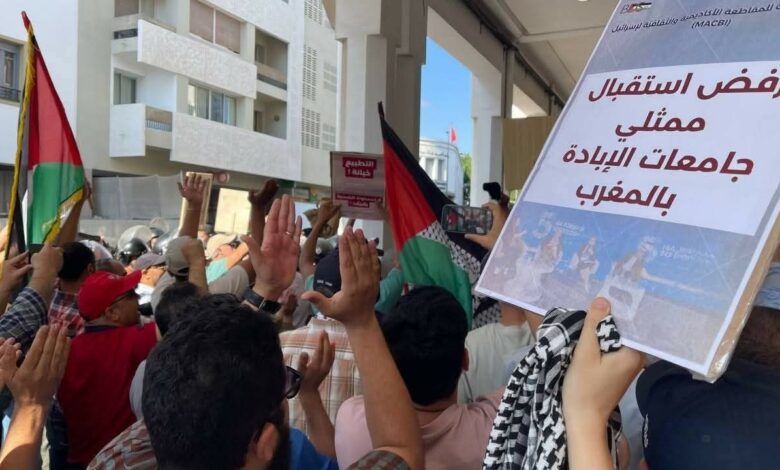 احتج العشرات من المواطنين من بينهم سوسيولوجيين، أمس الأحد، في وقفة احتجاجية أمام مسرح محمد الخامس بالرباط، دعت إليها الحملة المغربية للمقاطع
