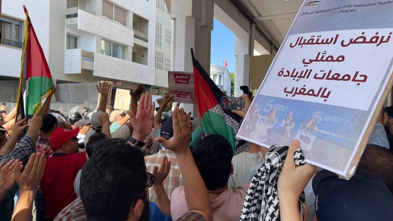 احتج العشرات من المواطنين من بينهم سوسيولوجيين، أمس الأحد، في وقفة احتجاجية أمام مسرح محمد الخامس بالرباط، دعت إليها الحملة المغربية للمقاطع