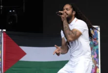 اتخذت قضية الهتافات المعادية للكيان الصهيوني، التي أدلى بها مغنيا الراب في فرقة "بوب فيلان" في مهرجان غلاستونبري، منعطفا جديدا، الاثنين الما