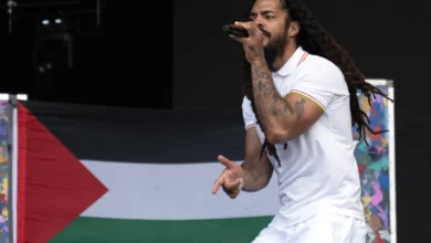 اتخذت قضية الهتافات المعادية للكيان الصهيوني، التي أدلى بها مغنيا الراب في فرقة "بوب فيلان" في مهرجان غلاستونبري، منعطفا جديدا، الاثنين الما