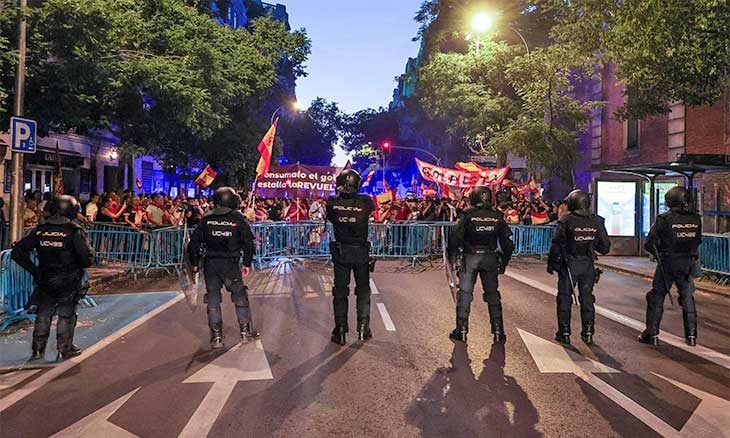 نشرت صحيفة “إلباييس” الإسبانية، تقريرا ميدانيا، يقول إن أفرادا من الجالية المغربية في بلدة تورّي باتشيكو بمقاطعة مورسيا يتعرضون منذ أيام لح