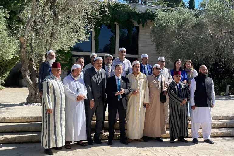 سارع المجلس الأوروبي للأئمة لإصدار بيان شديد اللهجة، استنكر فيه لقاء وفد من الأئمة العاملين في أوروبا برئيس كيان الاحتلال الإسرائيلي إسحاق