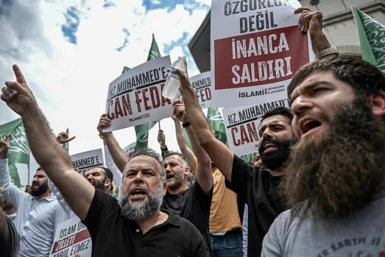  نشرت مجلة "ليمان" التركية رسوما كاريكاتيرية مسيئة للرسول محمد والنبي موسى عليهما الصلاة والسلام في عددها الصادر بتاريخ 26 يونيو 2025، وتم اع