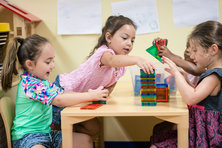 انتقد المرصد المغربي للتربية الدامجة تناقض البيانات التي قدمها وزير التربية الوطنية والتعليم الأولي والرياضة سعد برادة يوم الاثنين 12 أكتوبر 2025 بمجلس النواب حول الدمج التربوي للأطفال في وضعية إعاقة، واصفا إياها بالبيانات المغلوطة.