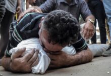كشف تحقيق بثته قناة "الجزيرة" القطرية، مساء أمس الإثنين، عن "وثيقة مسربة" تضم أسماء 30 ألف عسكري من كيان الاحتلال الإسرائيلي متورط في حرب الإبادة الجماعية في قطاع غزة. واستعرض برنامج "ما خفي أعظم"، الذي يقدمه الصحفي تامر المسحال، هذه الوثيقة على الشاشة، وقال إنها مسربة وتضم أسماء وعناوين ورتب 30 ألفا من الطيارين والعسكريين والفنيين في سلاح جو الاحتلال الإسرائيلي. وأكد المسحال في برنامجه أن هؤلاء العسكريين "منخرطون في الحرب على غزة وأودت غاراتهم بحياة عشرات الآلاف من المدنيين في القطاع". فيما لم يصدر على الفور تعليق من جانب الكيان الإسرائيلي. وكشف التحقيق ذاته، عن أسماء عسكريين إسرائيليين متورطين في قتل الطفلة الفلسطينية "هند رجب" وعائلتها والمسعفين الذين هرعوا لإنقاذها في حي تل الهوى جنوب غربي مدينة غزة في يناير 2024. وقال تامر المسحال إنه حصل على مقاطع مصورة وبيانات حصرية مرتبطة بالجريمة وقادت إلى أسماء المتورطين. "وهند رجب" طفلة فلسطينية كانت في عمر 5 سنوات حين قتلها الجيش الإسرائيلي مع 6 من أقاربها بقصف سيارة لجأوا إليها جنوب غربي مدينة غزة في 29 يناير 2024. كما قتل الجيش الإسرائيلي المسعفين اللذين هرعا لإنقاذها عقب استغاثة أطلقتها عبر اتصال مع جمعية الصليب الأحمر الفلسطينية. وذكر البرنامج أن المتورطين هم "قائد اللواء المدرع 401 الضابط بني أهارون، وقائد الكتيبة 52 الضابط دانيال إيلا". كما وصل التحقيق الذي بثته "الجزيرة" إلى سرية الدبابات التي كانت تعمل على الأرض ونفذت عملية القتل بشكل مباشر. وبدأت العدوان الإسرائيلي في 8 أكتوبر 2023، وشنّ حرب إبادة جماعية في قطاع غزة بدعم أمريكي استمرت عامين، وأسفرت عن مقتل 68 ألفا و216 فلسطينيا، وإصابة 170 ألفا و361 آخرين، وتدمير 90 بالمئة من البنى التحتية في القطاع وفق آخر المعطيات. وانتهت هذه الحرب باتفاق وقف إطلاق نار تم إبرامه في شرم الشيخ بالجمهورية العربية المصرية، ودخل حيز التنفيذ في 10 أكتوبر الجاري إلا أن الاحتلال الإسرائيلي خرقه 80 مرة. وجاء الاتفاق استنادا إلى خطة للرئيس الأمريكي دونالد ترامب تقوم بجانب إنهاء الحرب، على انسحاب متدرج لجيش الاحتلال الإسرائيلي، وإطلاق متبادل للأسرى، ودخول فوري للمساعدات إلى القطاع.