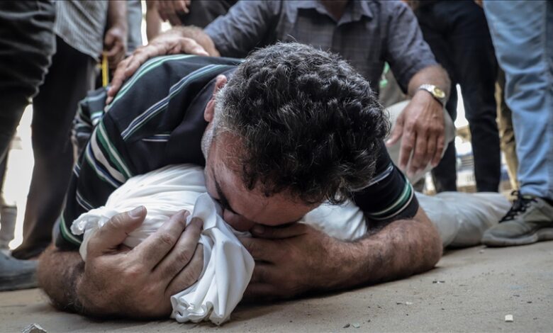 كشف تحقيق بثته قناة "الجزيرة" القطرية، مساء أمس الإثنين، عن "وثيقة مسربة" تضم أسماء 30 ألف عسكري من كيان الاحتلال الإسرائيلي متورط في حرب الإبادة الجماعية في قطاع غزة. واستعرض برنامج "ما خفي أعظم"، الذي يقدمه الصحفي تامر المسحال، هذه الوثيقة على الشاشة، وقال إنها مسربة وتضم أسماء وعناوين ورتب 30 ألفا من الطيارين والعسكريين والفنيين في سلاح جو الاحتلال الإسرائيلي. وأكد المسحال في برنامجه أن هؤلاء العسكريين "منخرطون في الحرب على غزة وأودت غاراتهم بحياة عشرات الآلاف من المدنيين في القطاع". فيما لم يصدر على الفور تعليق من جانب الكيان الإسرائيلي. وكشف التحقيق ذاته، عن أسماء عسكريين إسرائيليين متورطين في قتل الطفلة الفلسطينية "هند رجب" وعائلتها والمسعفين الذين هرعوا لإنقاذها في حي تل الهوى جنوب غربي مدينة غزة في يناير 2024. وقال تامر المسحال إنه حصل على مقاطع مصورة وبيانات حصرية مرتبطة بالجريمة وقادت إلى أسماء المتورطين. "وهند رجب" طفلة فلسطينية كانت في عمر 5 سنوات حين قتلها الجيش الإسرائيلي مع 6 من أقاربها بقصف سيارة لجأوا إليها جنوب غربي مدينة غزة في 29 يناير 2024. كما قتل الجيش الإسرائيلي المسعفين اللذين هرعا لإنقاذها عقب استغاثة أطلقتها عبر اتصال مع جمعية الصليب الأحمر الفلسطينية. وذكر البرنامج أن المتورطين هم "قائد اللواء المدرع 401 الضابط بني أهارون، وقائد الكتيبة 52 الضابط دانيال إيلا". كما وصل التحقيق الذي بثته "الجزيرة" إلى سرية الدبابات التي كانت تعمل على الأرض ونفذت عملية القتل بشكل مباشر. وبدأت العدوان الإسرائيلي في 8 أكتوبر 2023، وشنّ حرب إبادة جماعية في قطاع غزة بدعم أمريكي استمرت عامين، وأسفرت عن مقتل 68 ألفا و216 فلسطينيا، وإصابة 170 ألفا و361 آخرين، وتدمير 90 بالمئة من البنى التحتية في القطاع وفق آخر المعطيات. وانتهت هذه الحرب باتفاق وقف إطلاق نار تم إبرامه في شرم الشيخ بالجمهورية العربية المصرية، ودخل حيز التنفيذ في 10 أكتوبر الجاري إلا أن الاحتلال الإسرائيلي خرقه 80 مرة. وجاء الاتفاق استنادا إلى خطة للرئيس الأمريكي دونالد ترامب تقوم بجانب إنهاء الحرب، على انسحاب متدرج لجيش الاحتلال الإسرائيلي، وإطلاق متبادل للأسرى، ودخول فوري للمساعدات إلى القطاع.