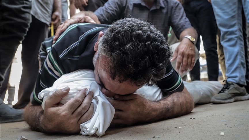 كشف تحقيق بثته قناة "الجزيرة" القطرية، مساء أمس الإثنين، عن "وثيقة مسربة" تضم أسماء 30 ألف عسكري من كيان الاحتلال الإسرائيلي متورط في حرب الإبادة الجماعية في قطاع غزة. واستعرض برنامج "ما خفي أعظم"، الذي يقدمه الصحفي تامر المسحال، هذه الوثيقة على الشاشة، وقال إنها مسربة وتضم أسماء وعناوين ورتب 30 ألفا من الطيارين والعسكريين والفنيين في سلاح جو الاحتلال الإسرائيلي. وأكد المسحال في برنامجه أن هؤلاء العسكريين "منخرطون في الحرب على غزة وأودت غاراتهم بحياة عشرات الآلاف من المدنيين في القطاع". فيما لم يصدر على الفور تعليق من جانب الكيان الإسرائيلي. وكشف التحقيق ذاته، عن أسماء عسكريين إسرائيليين متورطين في قتل الطفلة الفلسطينية "هند رجب" وعائلتها والمسعفين الذين هرعوا لإنقاذها في حي تل الهوى جنوب غربي مدينة غزة في يناير 2024. وقال تامر المسحال إنه حصل على مقاطع مصورة وبيانات حصرية مرتبطة بالجريمة وقادت إلى أسماء المتورطين. "وهند رجب" طفلة فلسطينية كانت في عمر 5 سنوات حين قتلها الجيش الإسرائيلي مع 6 من أقاربها بقصف سيارة لجأوا إليها جنوب غربي مدينة غزة في 29 يناير 2024. كما قتل الجيش الإسرائيلي المسعفين اللذين هرعا لإنقاذها عقب استغاثة أطلقتها عبر اتصال مع جمعية الصليب الأحمر الفلسطينية. وذكر البرنامج أن المتورطين هم "قائد اللواء المدرع 401 الضابط بني أهارون، وقائد الكتيبة 52 الضابط دانيال إيلا". كما وصل التحقيق الذي بثته "الجزيرة" إلى سرية الدبابات التي كانت تعمل على الأرض ونفذت عملية القتل بشكل مباشر. وبدأت العدوان الإسرائيلي في 8 أكتوبر 2023، وشنّ حرب إبادة جماعية في قطاع غزة بدعم أمريكي استمرت عامين، وأسفرت عن مقتل 68 ألفا و216 فلسطينيا، وإصابة 170 ألفا و361 آخرين، وتدمير 90 بالمئة من البنى التحتية في القطاع وفق آخر المعطيات. وانتهت هذه الحرب باتفاق وقف إطلاق نار تم إبرامه في شرم الشيخ بالجمهورية العربية المصرية، ودخل حيز التنفيذ في 10 أكتوبر الجاري إلا أن الاحتلال الإسرائيلي خرقه 80 مرة. وجاء الاتفاق استنادا إلى خطة للرئيس الأمريكي دونالد ترامب تقوم بجانب إنهاء الحرب، على انسحاب متدرج لجيش الاحتلال الإسرائيلي، وإطلاق متبادل للأسرى، ودخول فوري للمساعدات إلى القطاع.