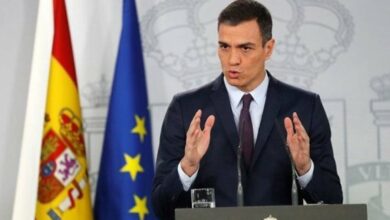أعلن رئيس الوزراء الإسباني بيدرو سانشيز، اليوم الاثنين، إن الحكومة الإسبانية ستقر مشروع قانون لتطبيق حظر فعلي على الأسلحة ضد كيان الاحتلال