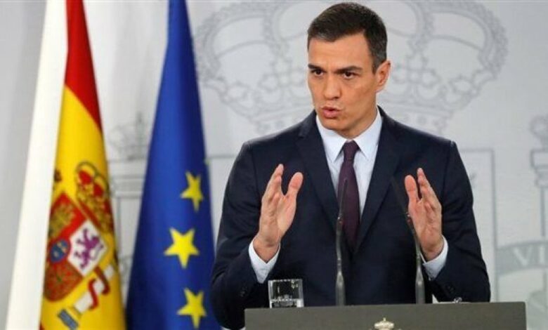 أعلن رئيس الوزراء الإسباني بيدرو سانشيز، اليوم الاثنين، إن الحكومة الإسبانية ستقر مشروع قانون لتطبيق حظر فعلي على الأسلحة ضد كيان الاحتلال