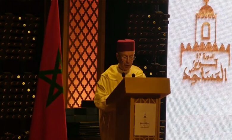 احتفت وزارة الأوقاف والشؤون الإسلامية، ليلة أمس الثلاثاء بالرباط، بيوم المساجد في حفل ديني نظم تحت شعار "تطور عمارة المساجد المغربية عبر ا