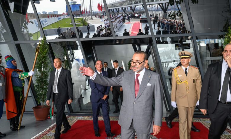 أشرف الملك محمد السادس، أمس الخميس بالدار البيضاء، على تدشين وزيارة عدد من المشاريع الكبرى المندرجة في إطار إعادة هيكلة وتطوير المركب المي