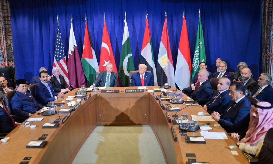 قال موقع أكسيوس الأمريكي، إن الرئيس الأمريكي دونالد ترامب ومبعوثه ستيف ويتكوف، قدما للقادة والمسؤولين العرب والمسلمين الذين التقى بهم في ن