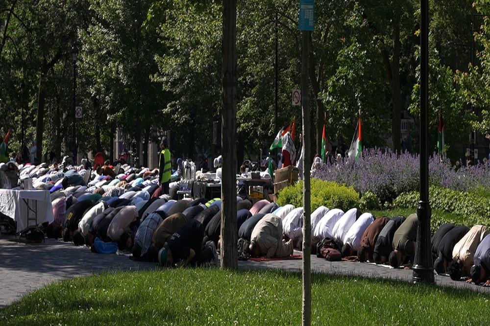 تعتزم حكومة كيبيك الكندية اعتماد خطة لحظر الصلاة في الأماكن العامة مما خلق جدلا على نطاق واسع حول الحريات الدينية ورفضا لهذه الخطة من قبل ا