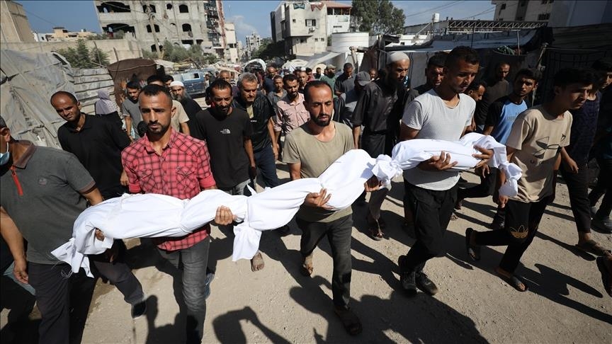 كشف تحقيق بثته قناة "الجزيرة" القطرية، مساء أمس الإثنين، عن "وثيقة مسربة" تضم أسماء 30 ألف عسكري من كيان الاحتلال الإسرائيلي متورط في حرب الإبادة الجماعية في قطاع غزة. واستعرض برنامج "ما خفي أعظم"، الذي يقدمه الصحفي تامر المسحال، هذه الوثيقة على الشاشة، وقال إنها مسربة وتضم أسماء وعناوين ورتب 30 ألفا من الطيارين والعسكريين والفنيين في سلاح جو الاحتلال الإسرائيلي. وأكد المسحال في برنامجه أن هؤلاء العسكريين "منخرطون في الحرب على غزة وأودت غاراتهم بحياة عشرات الآلاف من المدنيين في القطاع". فيما لم يصدر على الفور تعليق من جانب الكيان الإسرائيلي. وكشف التحقيق ذاته، عن أسماء عسكريين إسرائيليين متورطين في قتل الطفلة الفلسطينية "هند رجب" وعائلتها والمسعفين الذين هرعوا لإنقاذها في حي تل الهوى جنوب غربي مدينة غزة في يناير 2024. وقال تامر المسحال إنه حصل على مقاطع مصورة وبيانات حصرية مرتبطة بالجريمة وقادت إلى أسماء المتورطين. "وهند رجب" طفلة فلسطينية كانت في عمر 5 سنوات حين قتلها الجيش الإسرائيلي مع 6 من أقاربها بقصف سيارة لجأوا إليها جنوب غربي مدينة غزة في 29 يناير 2024. كما قتل الجيش الإسرائيلي المسعفين اللذين هرعا لإنقاذها عقب استغاثة أطلقتها عبر اتصال مع جمعية الصليب الأحمر الفلسطينية. وذكر البرنامج أن المتورطين هم "قائد اللواء المدرع 401 الضابط بني أهارون، وقائد الكتيبة 52 الضابط دانيال إيلا". كما وصل التحقيق الذي بثته "الجزيرة" إلى سرية الدبابات التي كانت تعمل على الأرض ونفذت عملية القتل بشكل مباشر. وبدأت العدوان الإسرائيلي في 8 أكتوبر 2023، وشنّ حرب إبادة جماعية في قطاع غزة بدعم أمريكي استمرت عامين، وأسفرت عن مقتل 68 ألفا و216 فلسطينيا، وإصابة 170 ألفا و361 آخرين، وتدمير 90 بالمئة من البنى التحتية في القطاع وفق آخر المعطيات. وانتهت هذه الحرب باتفاق وقف إطلاق نار تم إبرامه في شرم الشيخ بالجمهورية العربية المصرية، ودخل حيز التنفيذ في 10 أكتوبر الجاري إلا أن الاحتلال الإسرائيلي خرقه 80 مرة. وجاء الاتفاق استنادا إلى خطة للرئيس الأمريكي دونالد ترامب تقوم بجانب إنهاء الحرب، على انسحاب متدرج لجيش الاحتلال الإسرائيلي، وإطلاق متبادل للأسرى، ودخول فوري للمساعدات إلى القطاع.