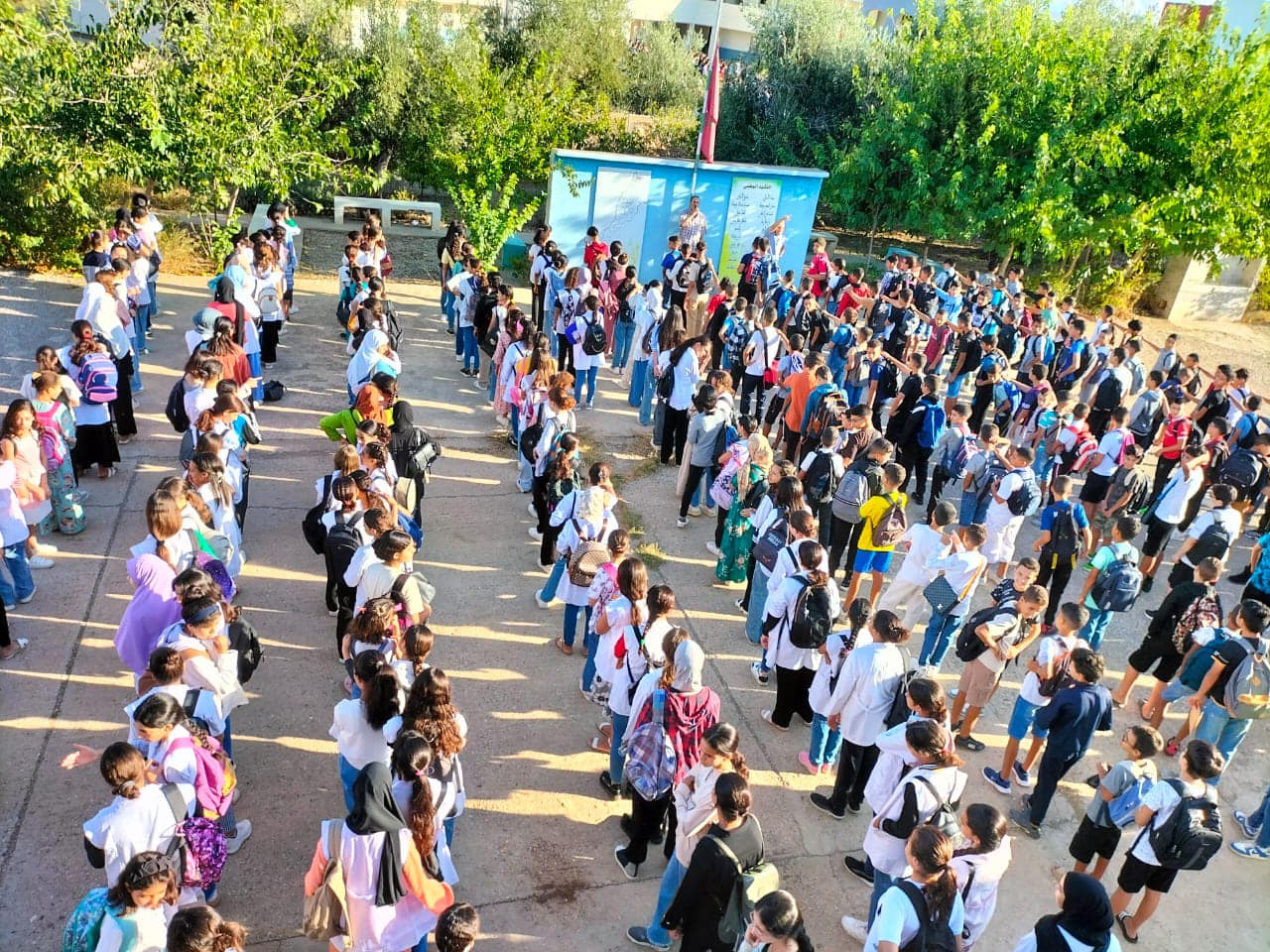 تنطلق الدراسة بشكل فعلي وإلزامي بداية من يوم الاثنين 08 شتنبر 2025، تحت شعار: "من أجل مدرسة ذات جودة". وكان أطر وموظفو الإدارة التربوية وال