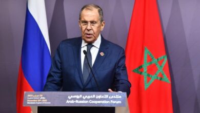 أعلن وزير الخارجية الروسي، سيرغي لافروف، اليوم الاثنين، أن موسكو مستعدة للترحيب بمخطط الحكم الذاتي الذي قدّمه المغرب لتسوية هذا النزاع ومب