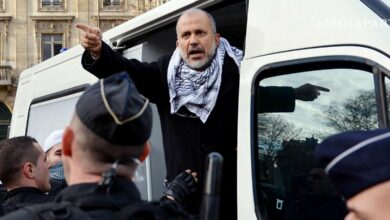 ناشدت أسرة الإمام المغربي الفرنسي عبد الحكيم صفريوي السلطات الفرنسية إلى إطلاق سراحه بعدما اتهم بنشر الكراهية في قضية مقتل أستاذ فرنسي في 16 أكتوبر 2020 وحكم عليه بـ15 سنة سجنا. 