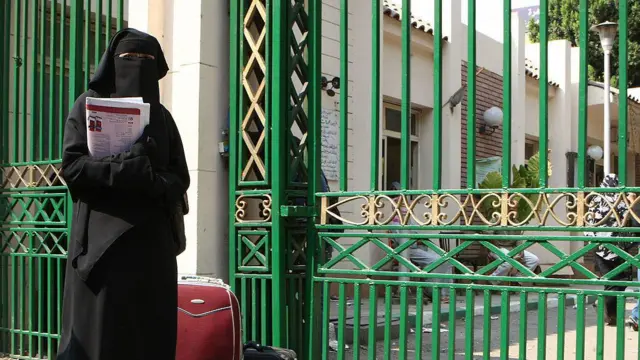 بعد منع تلميذة من متابعة دراستها بسبب ارتدائها النقاب، كشفت الفيدرالية الوطنية لجمعيات أمهات وآباء وأولياء التلاميذ أن وزير التربية الوطني