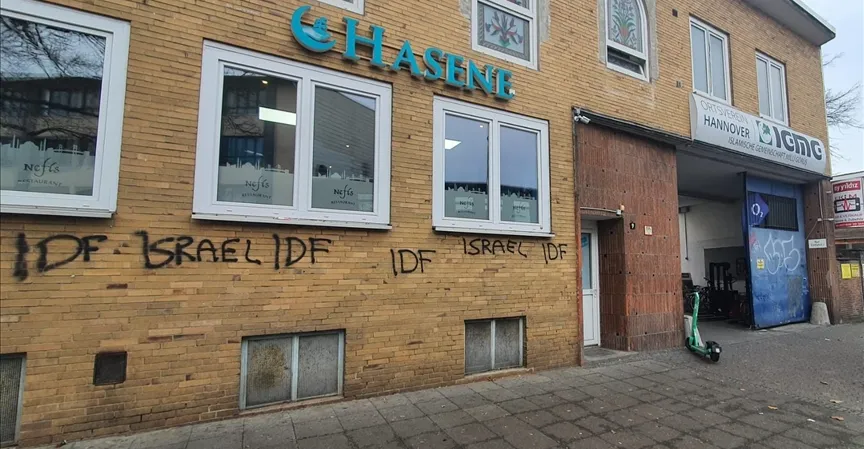 شهدت مدينة هانوفر الألمانية، الثلاثاء الماضي، حادثة جديدة تُضاف إلى سلسلة الاعتداءات التي تستهدف دور العبادة الإسلامية في أوروبا، بعدما أقدم مجهولون على الاعتداء على م