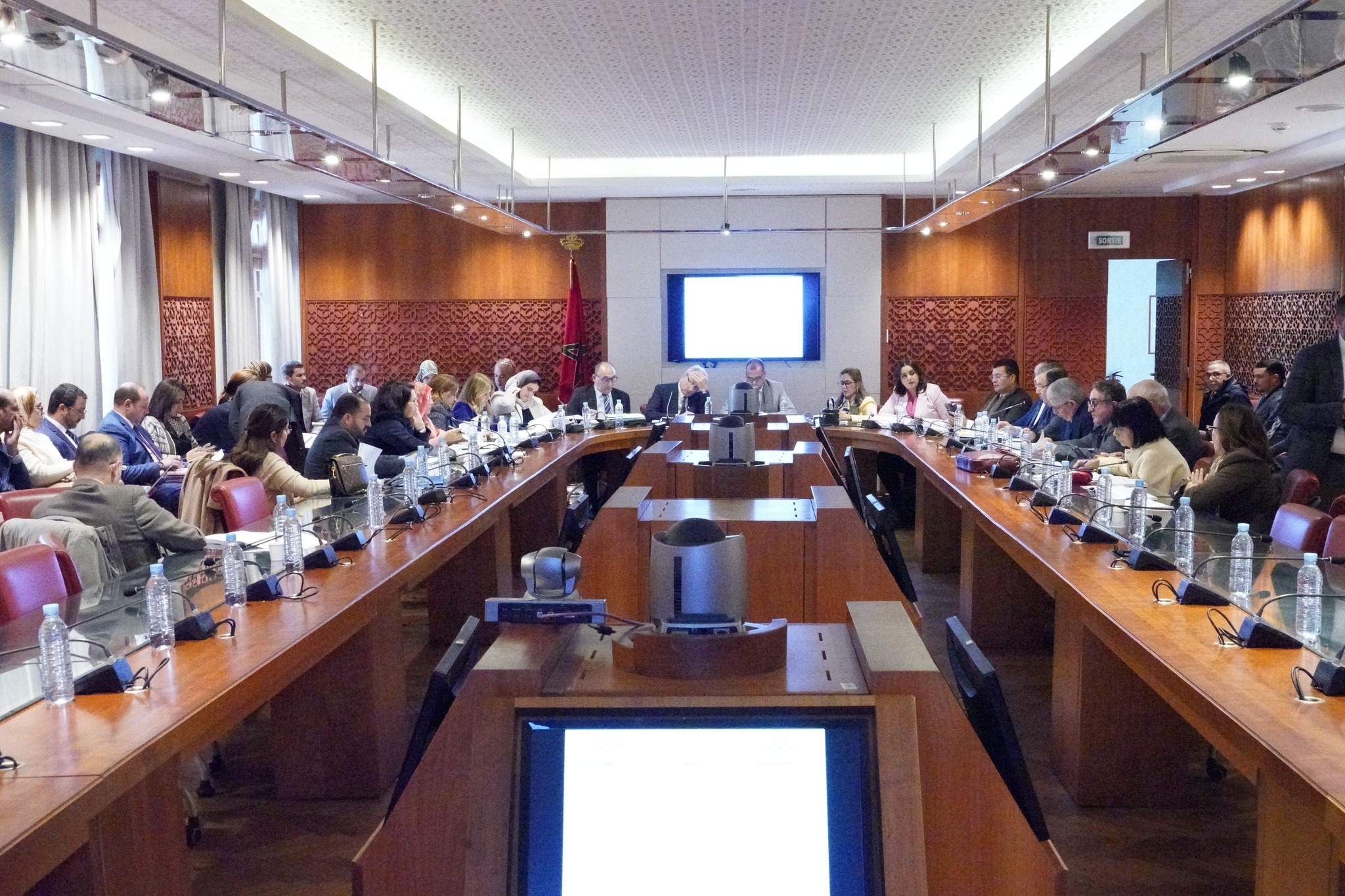 صادقت لجنة التعليم والثقافة والاتصال بمجلس النواب، مساء أمس الثلاثاء، على مشروع القانون رقم 59.21 المتعلق بالتعليم المدرسي، خلال اجتماع بعد