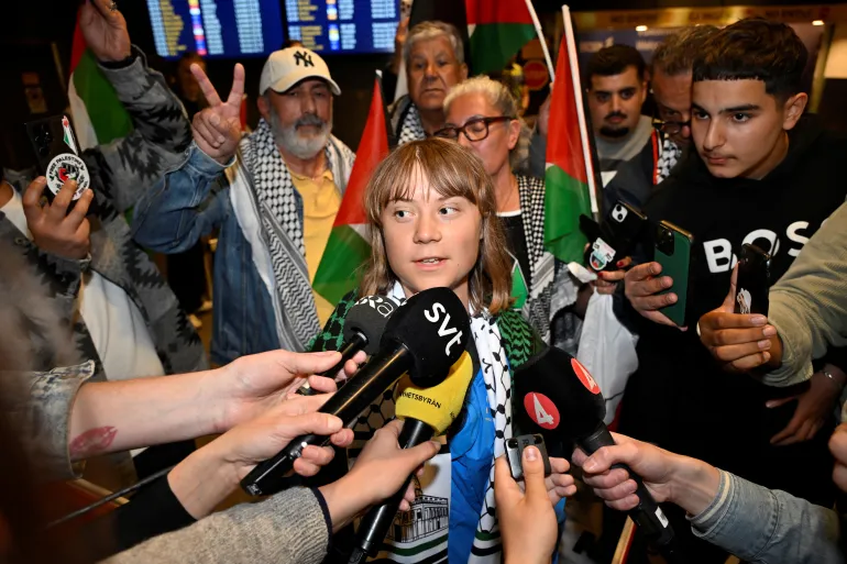 ألقت الشرطة القبض على الناشطة السويدية غريتا ثانبيرغ في لندن خلال مظاهرة داعمة للفلسطينيين. الثلاثاء الماضي، حسب ما كشفته حركة "سجناء من أ