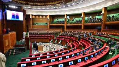 شهد مجلس المستشارين، أمس الثلاثاء، نقاشا حادا ومستفيضا حول السياسة الحكومية في مجال الرياضة، حيث واجه رئيس الحكومة، عزيز أخنوش، انتقادات لاذعة من فر