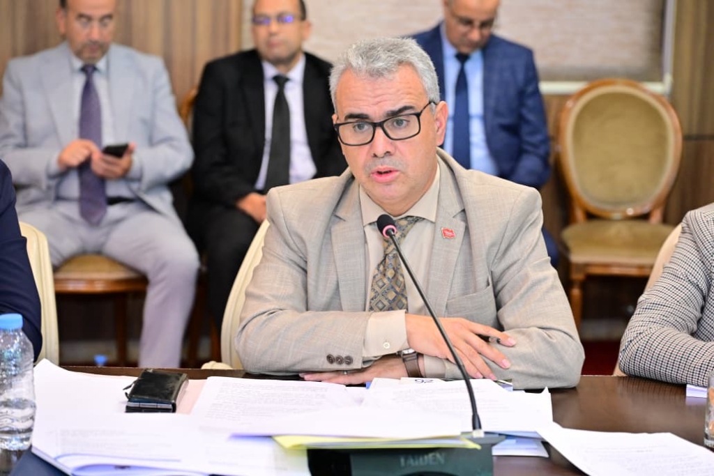 دخلت أزمة منع الصحافيات المحجبات من تقديم نشرات الأخبار في القنوات العمومية ردهات البرلمان المغربي، وذلك عقب الجدل الواسع الذي فجرته تدوينة