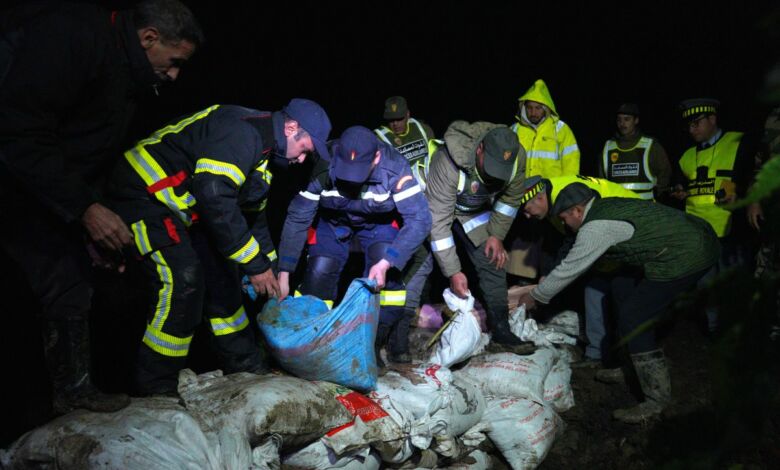 يواجه إقليم سيدي قاسم ظرفية مناخية استثنائية جراء الارتفاع الحاد في منسوب مياه "واد سبو"، مما استدعى تفعيل مخطط استعجالي لليقظة شمل عمليات