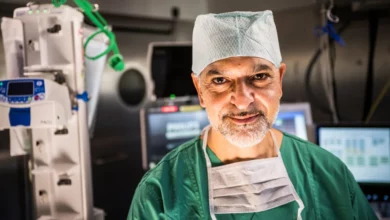 تُوج البروفيسور المغربي الألماني خالد سهولي، أحد أبرز الأسماء العالمية في علاج السرطان، بـ"وسام الصليب الاتحادي للاستحقاق" (Bundesverdienst