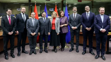 في خطوة دبلوماسية تاريخية، تبنى الاتحاد الأوروبي بمجموع دوله الأعضاء السبعة والعشرين موقفا مشتركا وحاسما يدعم مبادرة الحكم الذاتي المغربية،