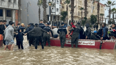 تعيش مدينة القصر الكبير والمناطق المجاورة لها على وقع وضع "مقلق" استدعى استنفارا وطنيا على المستويين الميداني والسياسي، عقب الفيضانات العار