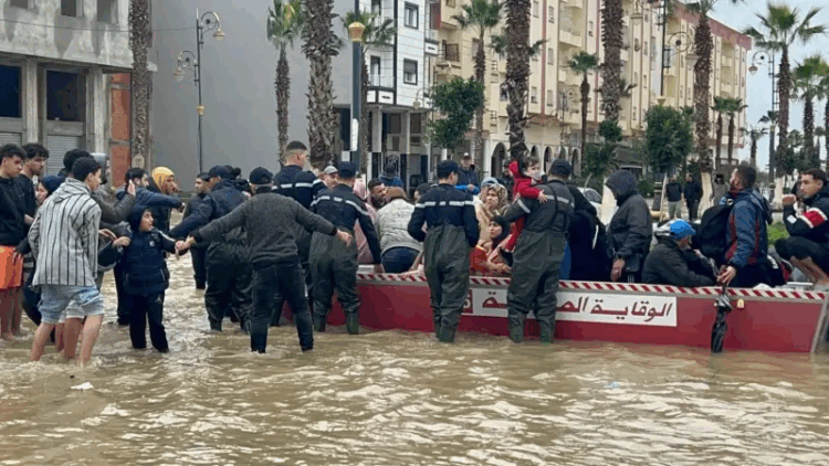 تعيش مدينة القصر الكبير والمناطق المجاورة لها على وقع وضع "مقلق" استدعى استنفارا وطنيا على المستويين الميداني والسياسي، عقب الفيضانات العار
