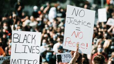 تعيش العاصمة الفرنسية باريس على وقع ازدواجية مؤلمة في ملف حقوق الإنسان؛ فبينما كانت شوارعها تصدح بهتافات تطالب بالعدالة لمهاجر موريتاني قضى