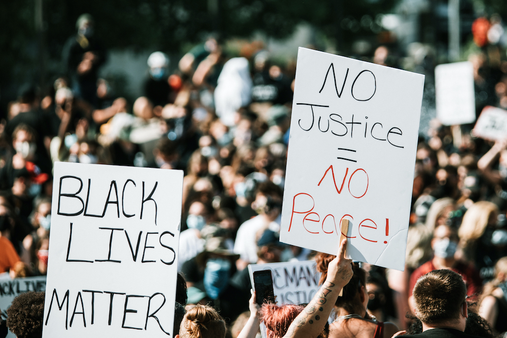 تعيش العاصمة الفرنسية باريس على وقع ازدواجية مؤلمة في ملف حقوق الإنسان؛ فبينما كانت شوارعها تصدح بهتافات تطالب بالعدالة لمهاجر موريتاني قضى