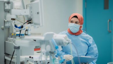 قضت المحكمة الإدارية الفرنسية بإلغاء قرار فصل ممرضة من عملها بمستشفى "بيتييه سالبتريير" العريق في باريس  بسبب ارتدائها الحجاب، وأمرت بإعادته