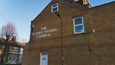 في خطوة تعكس تصاعد حدة الخطاب اليميني المتطرف في المملكة المتحدة، نظم حزب "بريطانيا أولا" (Britain First) وقفة احتجاجية محدودة أمام أحد مجا