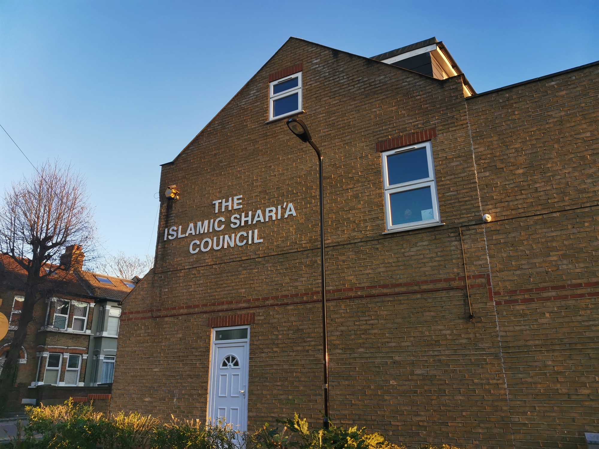 في خطوة تعكس تصاعد حدة الخطاب اليميني المتطرف في المملكة المتحدة، نظم حزب "بريطانيا أولا" (Britain First) وقفة احتجاجية محدودة أمام أحد مجا